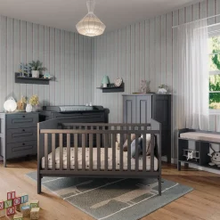 Vitalispa Babybett Ajaton - Grau 144x83x81 cm gefertigt aus Spanplatte - Kinderbett mit Rausfallschutz abgestimmt auf Neugeborene und Babys, mit herausnehmbaren Schlupfsproßen